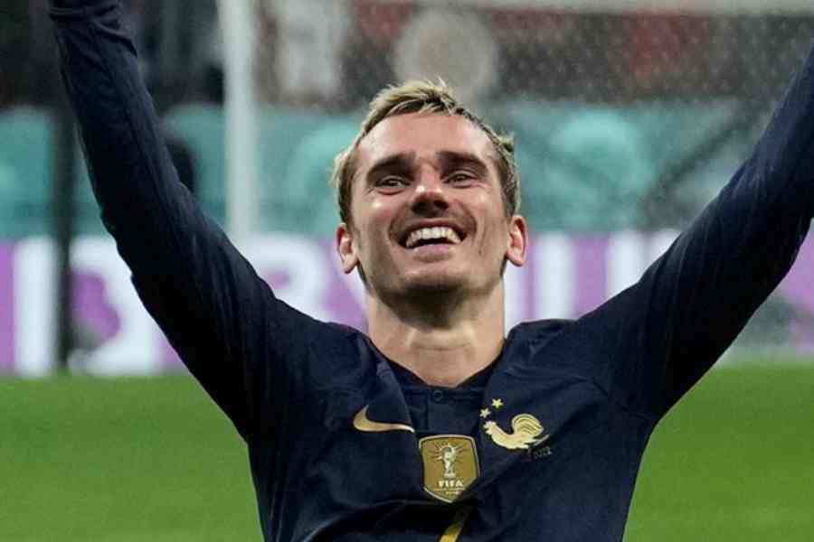 আঁতোয়া গ্রিজম্যান (রাইট উইং): ফ্রান্সের এই ফুটবলার দলের হয়ে খেলা তৈরি করেছেন। তাঁর কাছ থেকে বল পেয়েই একের পর এক গোল করেছেন এমবাপে। ফাইনালে খুব একটা ভাল খেলতে না পারলেও তাঁকে দলের বাইরে রাখা যাবে না। 