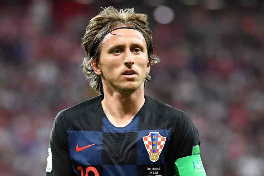 লুকা মদ্রিচ (মিডফিল্ডার): ক্রোয়েশিয়ার অধিনায়ক। নিজের শেষ বিশ্বকাপে মনে রাখার মতো খেলেছেন। ৩৮ বছরের এই ফুটবলারের ওয়ার্ক রেট অবাক করেছে সবাইকে। যেমন আক্রমণে বল বাড়িয়েছেন, তেমনই নিজের বক্সে গিয়ে বল বাঁচিয়েছেন। মাঝমাঠে নেতার ভূমিকায় উঠে এসেছেন তিনি। 