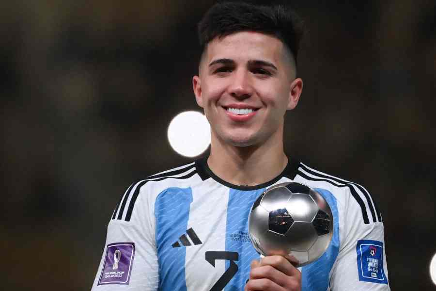 এনজো ফের্নান্দেস (মিডফিল্ডার): বিশ্বকাপের এমার্জিং ফুটবলারের পুরস্কার জিতেছেন। এ বারের আর্জেন্টিনা দলের চমক বলা যেতে পারে তাঁকে। গোলটা ভাল চেনেন। মাঝমাঠ থেকে খেলা তৈরি করতে পারেন। আগামী দিনে তারকা হয়ে ওঠার সব গুণ রয়েছে তাঁর। 