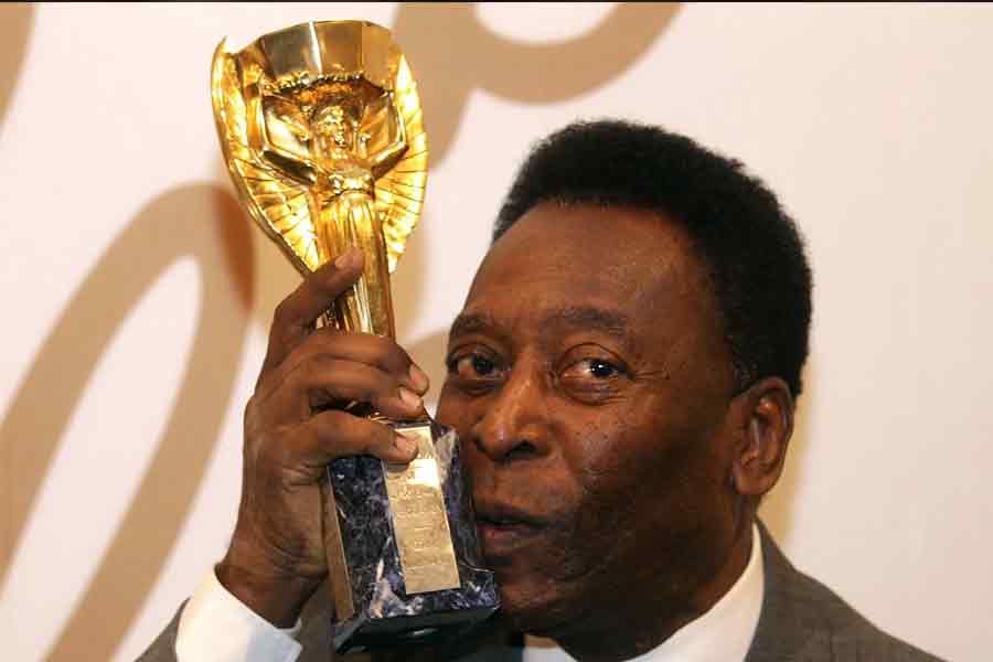 পেলের হাতে জুলে রিমে ট্রফি।