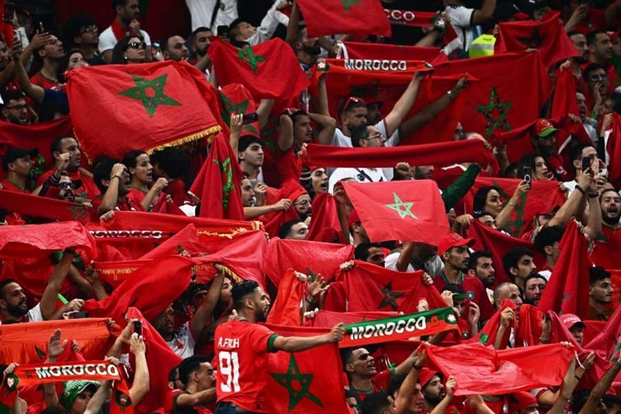 মরক্কো সমর্থকদের বাঁশি বাজানো: কাতার বিশ্বকাপে আফ্রিকার প্রথম কোনও দল হিসাবে সেমিফাইনালে জায়গা করে নিয়েছিল মরক্কো। দলকে সমর্থনের জন্য হাজারো সমর্থক প্রতিটি ম্যাচেই ভরিয়ে দিয়েছিলেন দর্শকাসন। শেষ ষোলোয় স্পেন, কোয়ার্টার ফাইনালে পর্তুগাল কিংবা সেমিতে ফ্রান্সের বিরুদ্ধে হোক, বল যখনই প্রতিপক্ষের পায়ে গিয়েছে তখনই বেজে উঠেছে মরক্কোর সমর্থকদের বাঁশি। সেই শব্দ প্রতিপক্ষের কানে তালা লাগানোর জন্য যথেষ্ট ছিল।