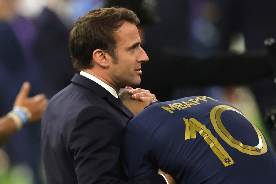 এমবাপেকে এমানুয়েল মাকঁরের সান্ত্বনা: ২০২২ কাতার বিশ্বকাপের ট্র্যাজিক হিরো কিলিয়ান এমবাপে। ফাইনালে হ্যাটট্রিক করেও দলকে জেতাতে পারেননি তিনি। টাইব্রেকারে আর্জেন্টিনার কাছে হারতে হয়েছে ফ্রান্সকে। ম্যাচ শেষে বিধ্বস্ত এমবাপেকে সান্ত্বনা দিতে এগিয়ে এসেছিলেন ফ্রান্সের প্রেসিডেন্ট এমানুয়েল মাকঁর। বুকে জড়িয়ে ধরেন তাঁকে।