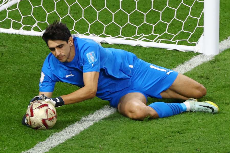 ইয়াসিন বুনু (মরক্কো এবং সেভিয়া): গোলকিপার হিসাবে তিনি এ বারের বিশ্বকাপে অন্যতম সেরা। মরক্কো সেমিফাইনালের আগে আত্মঘাতী বাদে একটিও গোল খায়নি। তাঁর অনেকাংশে দায়ী বুনু। অবিশ্বাস্য কিছু সেভ করেছেন। স্প্যানিশ লিগে দীর্ঘ দিন খেলছেন সেভিয়ায়। এ বার তাঁকে বড় ক্লাবগুলি কিনতে পারে।