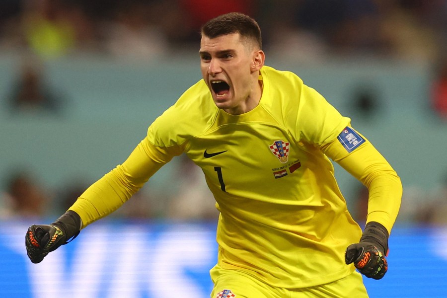 ডমিনিক লিভাকোভিচ (ক্রোয়েশিয়া এবং ডায়নামো জাগ্রেব): দেশের বাইরে আজ পর্যন্ত খেলেননি। ফলে কেউ তাঁকে এত দিন চিনতেও পারেননি। বিশ্বকাপে টাইব্রেকারে একার হাতে ব্রাজিলকে হারান। তার আগের ম্যাচে জাপানের বিরুদ্ধে তিনটি সেভ। লিভাকোভিচকে নিয়ে ইউরোপে কাড়াকাড়ি হলে অবাক হওয়ার নেই।