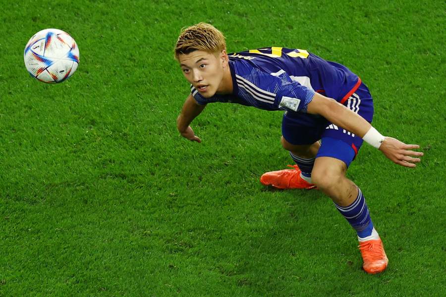 রিৎসু দোয়ান (জাপান এবং ফ্রেইবুর্গ): জাপানি ফুটবলারদের গতি এ বার নজর কেড়েছে। প্রতিটি ম্যাচে বলের পিছনে অনবরত দৌড়ে গিয়েছেন তাঁরা। তাঁদেরই একজন দোয়ান। জার্মানির ঘরোয়া লিগে খেলেন। জার্মানি এবং স্পেনকে হারাতে তাঁর ভূমিকা অস্বীকার করার জায়গা নেই। জার্মান লিগ থেকে কি স্পেন বা ইংল্যান্ড পরবর্তী গন্তব্য হতে পারে?