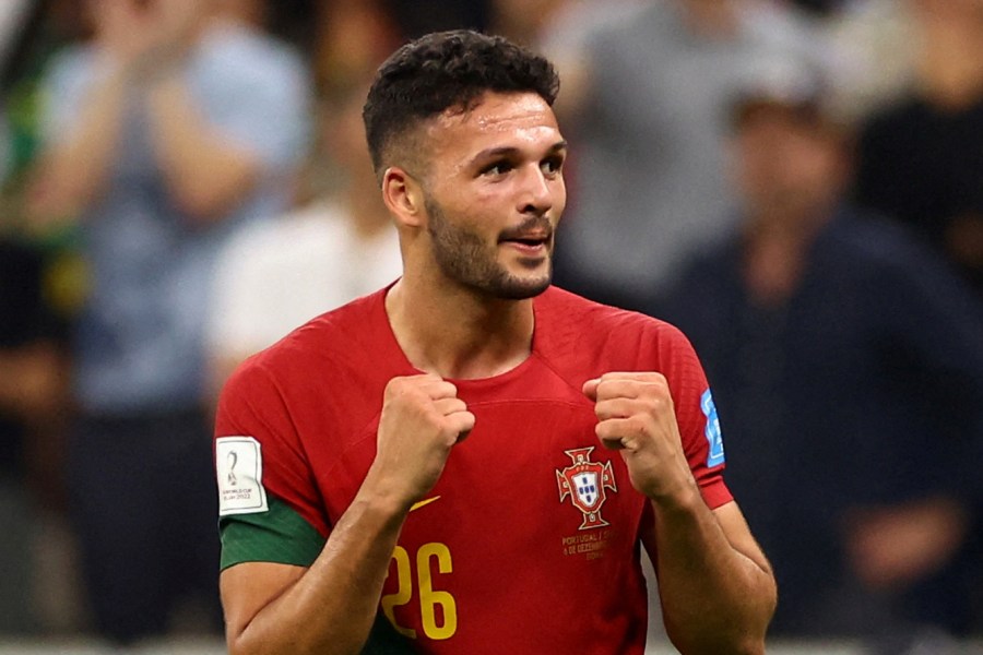 গনসালো রামোস (পর্তুগাল এবং বেনফিকা): সুইৎজ়ারল্যান্ডের বিরুদ্ধে বিশ্বকাপে নেমে আবির্ভাবেই হ্যাটট্রিক! তা-ও আবার প্রি-কোয়ার্টার ফাইনালের মতো ম্যাচে। পর্তুগাল পরের ম্যাচে বিদায় নিলেও নজর কেড়েছেন রামোস। ক্রিশ্চিয়ানো রোনাল্ডোর মতোই ধারাবাহিক ভাবে গোল করার ক্ষমতা রাখেন। ইংল্যান্ডের ক্লাবগুলি তাঁকে নিতে চাইছে।