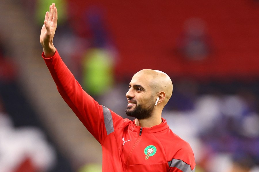 সোফিয়ান আমরাবাত (মরক্কো এবং ফিয়োরেন্টিনা): ইটালীয় লিগে খেলেন বটে, তবে ফিয়োরেন্টিনার মতো মধ্যমানের ক্লাবের খেলা আর কে-ই বা দেখে? আমরাবাত বিশ্বকাপে নিজের জাত চিনিয়ে দিলেন। বিপক্ষের ডিফেন্স চিরে তাঁর দৌড়, কঠিন পরিস্থিতিতে মাথা ঠান্ডা রাখা এবং অনবরত আক্রমণ করে যাওয়া নজর কেড়েছে। জুভেন্টাস বা এসি মিলান তাঁকে নিতে পারে। আসতে পারেন স্পেনেও।