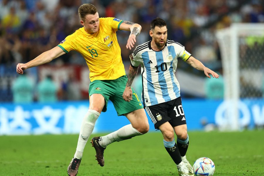 হ্যারি সাউটার (অস্ট্রেলিয়া এবং স্টোক সিটি): বিশ্বকাপের আগেই হাঁটুর বড় চোট সারিয়ে ফিরেছিলেন। গত ১২ মাসে স্টোক সিটির হয়ে মাত্র একটি ম্যাচে খেলেছেন। কিন্তু বিশ্বকাপের জন্য নিজের সেরাটা তুলে রেখেছিলেন। রক্ষণে অসাধারণ খেলে দলকে শেষ ষোলোয় তুলতে গুরুত্বপূর্ণ ভূমিকা নেন। ইপিএলের বড় কোনও ক্লাবে যেতেই পারেন।