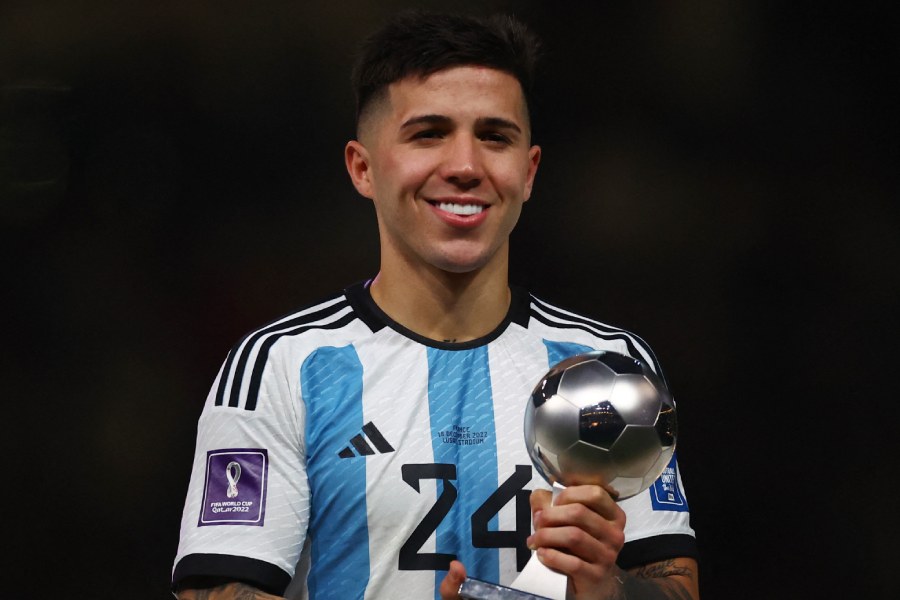 এনজ়ো ফের্নান্দেস (আর্জেন্টিনা এবং বেনফিকা): এ বারের বিশ্বকাপের সেরা উদীয়মান তারকা। তাঁকে ঘিরে যে সবচেয়ে বেশি নজর থাকবে ট্রান্সফার উইন্ডোতে, তা নিয়ে সন্দেহ নেই। বিশ্বকাপে দুর্দান্ত একটি গোল করেছেন। সাতটি ম্যাচেই ভাল খেলেছেন। নজর কেড়েছেন প্রতি ম্যাচে। লিয়ো মেসির পছন্দের ফুটবলার। তাঁকে ইপিএলের কোনও ক্লাব নিতে পারে।