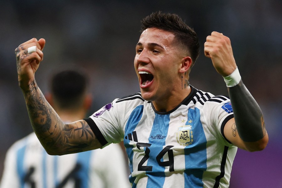 প্রতি বারই বিশ্বকাপ জন্ম দেয় কোনও না কোনও নতুন তারকার। কাতার বিশ্বকাপও তার ব্যতিক্রম নয়। এই বিশ্বকাপেও দেখা গিয়েছে কিছু উদীয়মান ফুটবলারকে। তেমনই নজর কেড়েছেন অভিজ্ঞ ফুটবলাররা, যাঁদের বিশ্বকাপের আগে কেউ চিনতেন না।