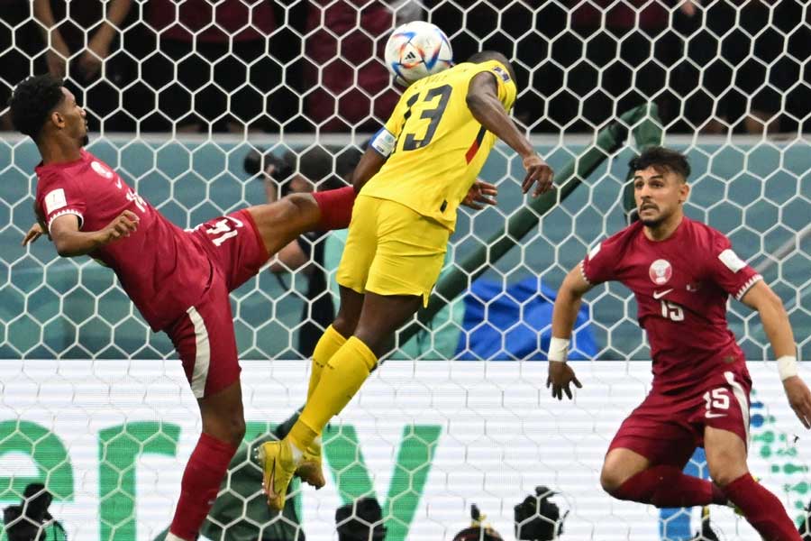 বিতর্ক রয়েছে বিশ্বকাপের প্রথম ম্যাচ ঘিরেও। ইকুয়েডর বনাম কাতার। ইংল্যান্ডের একটি সংবাদমাধ্যম দাবি করেছে, ম্যাচ ‘ছেড়ে’ দেওয়ার জন্য নাকি ইকুয়েডরের ফুটবলারদের ৭৪ লক্ষ ডলার ঘুষ দেওয়ার প্রস্তাব দিয়েছে কাতার! যদিও শেষ পর্যন্ত ম্যাচ জিতেছে ইকুয়েডর। বিশ্বকাপের প্রথম ম্যাচে ২-০ গোলে কাতারকে হারিয়েছে তারা।