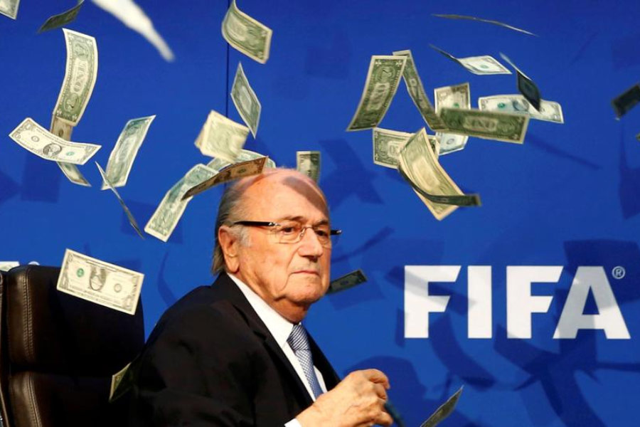 সেপ ব্লাটারের বিরুদ্ধে ঘুষ নিয়ে মধ্যপ্রাচ্যে বিশ্বকাপ আয়োজনের বরাত বিক্রির অভিযোগ ফুটবলের নিয়ামক সংস্থা ফিফাকে আজও তাড়া করে বেড়াচ্ছে। প্রচণ্ড গরম নিয়ে ফিফার নিজস্ব টেকনিক্যাল কমিটির প্রবল আপত্তি সত্ত্বেও কাতারের হাতে বিশ্বকাপ আয়োজনের স্বত্ব তুলে দেওয়ার ঘোষণা করেন ব্লাটার। পরে ধীরে ধীরে ঢাকনা সরে প্রকাশ্যে বিশ্বকাপ ফুটবল ইতিহাসের সবচেয়ে বড় কেলেঙ্কারি। 
