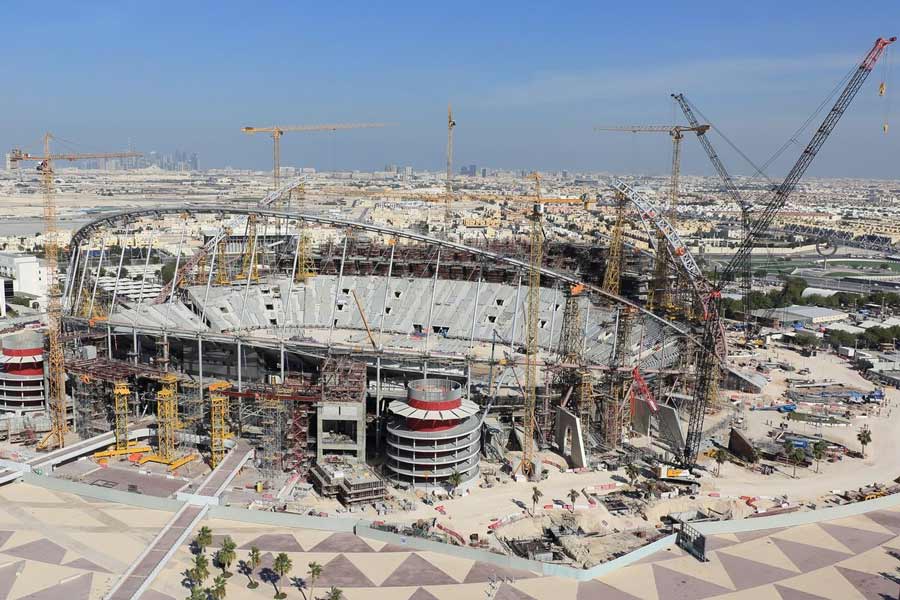 যাদের ইতিহাস বেদুইনদের, ফুটবলের নয়, বিশ্বমানের স্টেডিয়ামও নেই, পশ্চিম এশিয়ার সেই ছোট্ট দেশ কাতার কী ভাবে বিশ্বকাপের মতো ‘গ্রেটেস্ট শো অন আর্থ’ আয়োজনের দায়িত্ব পেয়ে গেল, তা নিয়ে তর্ক হয়েছে। বিতর্কের রেশ অনুভূত হয় কাতার কার্নিভালেও। 