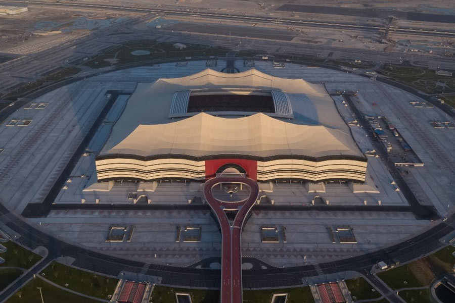 কাতারের স্টেডিয়ামগুলির পরিকাঠামো নিয়ে বিতর্ক রয়েছে। ছোট্ট দেশটির যাযাবর জনগোষ্ঠী বায়াত-আল-শা-আর-রা মরুভূমিতে যে ধরনের তাঁবুতে থাকতেন,  তারই অনুকরণে দোহা থেকে প্রায় ৩৫ কিলোমিটার উত্তরে ৬০ হাজার দর্শকাসনের আল বায়েত স্টেডিয়াম গড়ে তোলা হয়। তার নির্মাণে মানবাধিকার লঙ্ঘিত হয়েছে বলে অভিযোগ জানিয়ে উদ্বোধনী অনুষ্ঠান বয়কটের সিদ্ধান্ত নেন শাকিরা-সহ একাধিক তারকা।