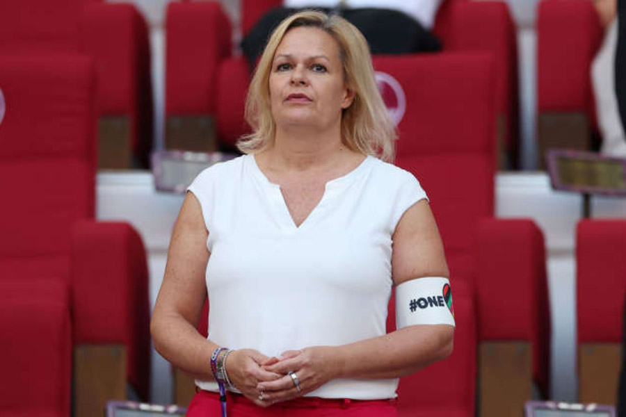 জাপানের বিরুদ্ধে ম্যাচের আগেই ফিফাকে প্রতারক, বিশ্বাসঘাতক বলে উল্লেখ করে আদালতে নিয়ে যাওয়ার হুমকি দেয় জার্মানি। সেই প্রতিবাদ যে ওখানেই থেমে যায়নি, এটা বোঝাতেই মাঠের মধ্যে মুখে হাত চাপা দিয়ে দাঁড়ান ফুটবলাররা। শুধু তাই নয়, জার্মানির অভ্যন্তরীণ বিষয়ক মন্ত্রী ন্যান্সি ফাসের হাতে ‘ওয়ানলাভ’ আর্মব্যান্ড দেখা যায়। 