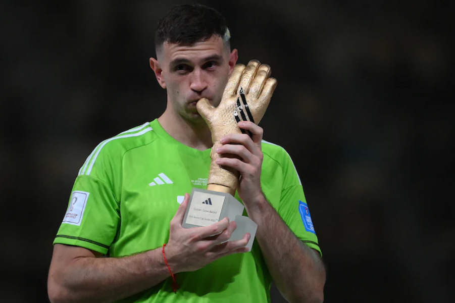 দীর্ঘ ৩৬ বছর পর ফুটবল বিশ্বকাপ জিতেছে আর্জেন্টিনা। তার পরেই বিতর্কে জড়ান নীল-সাদাদের গোলরক্ষক এমিলিয়ানো মার্তিনেস। প্রতিযোগিতার সেরা গোলরক্ষকের পুরস্কার হাতে তাঁর একটি অঙ্গভঙ্গি নিয়ে জোর তরজা শুরু হয়েছে। 