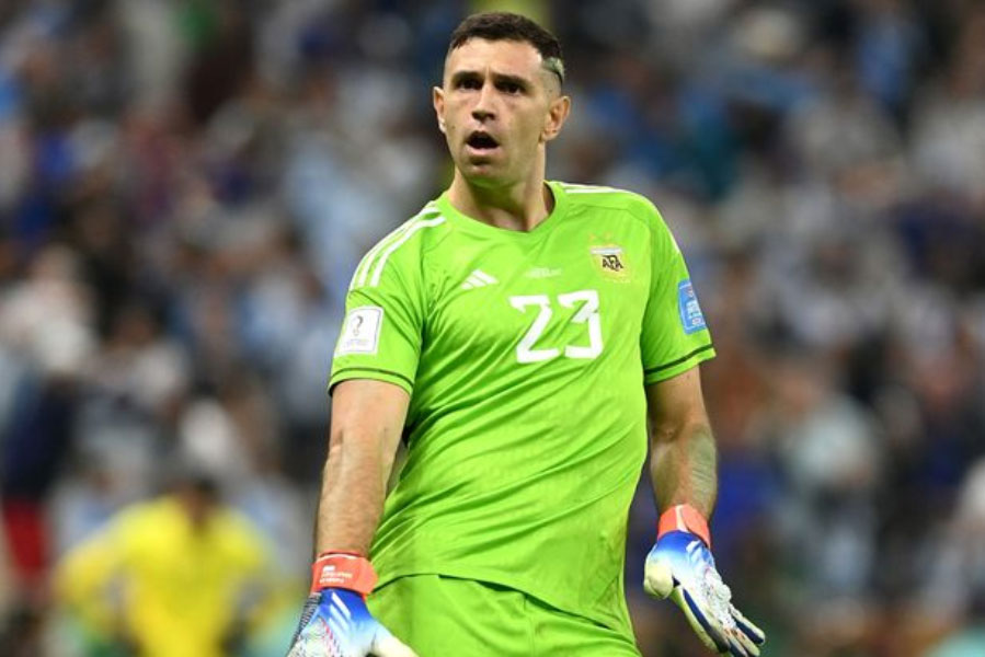 সমাজমাধ্যমে অনেকেই বিশ্বকাপজয়ী গোলরক্ষকের আচরণের সমালোচনা করেছেন। বিশ্বকাপের মঞ্চে কাদের উদ্দেশ্য করে তিনি কেন এমন করলেন, তা নিয়ে প্রশ্ন উঠেছে। ঘটনার ভিডিয়ো ছড়িয়ে পড়েছে। মার্তিনেস নিজে অবশ্য তাঁর এই আচরণ নিয়ে মুখ খোলেননি।