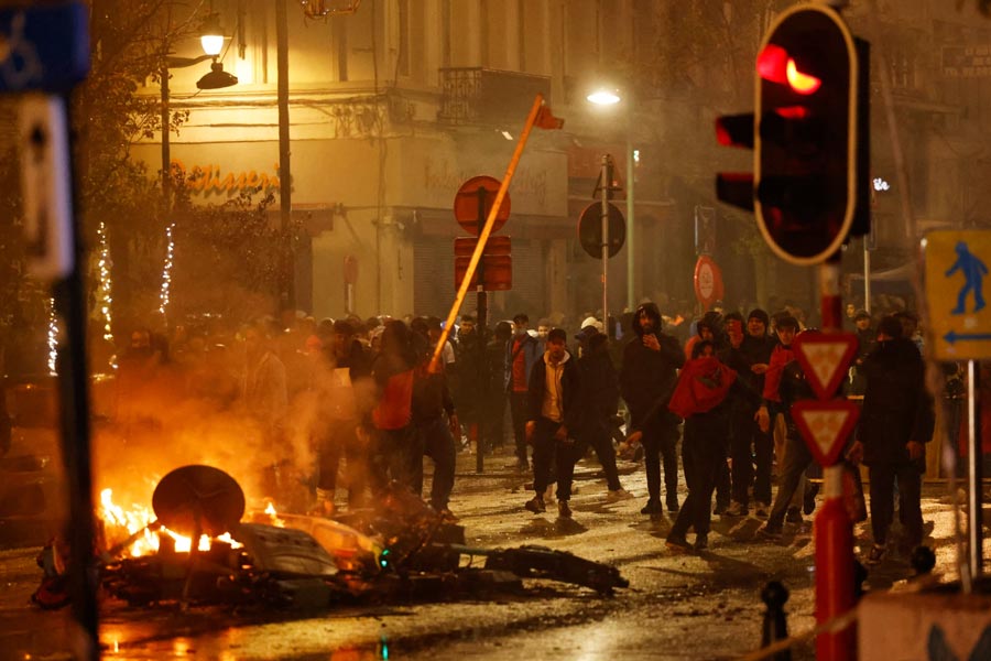 বিশ্বকাপে বেলজিয়াম ০-২ গোলে হেরে যায় মরক্কোর কাছে। ডি ব্রুয়েনদের হার মেনে নিতে পারেননি সমর্থকরা। যার জেরে দাঙ্গা পরিস্থিতি তৈরি হয় ব্রাসেলসে। ভাঙচুর চলে বহু দোকানে। জ্বালিয়ে দেওয়া হয় গাড়ি।