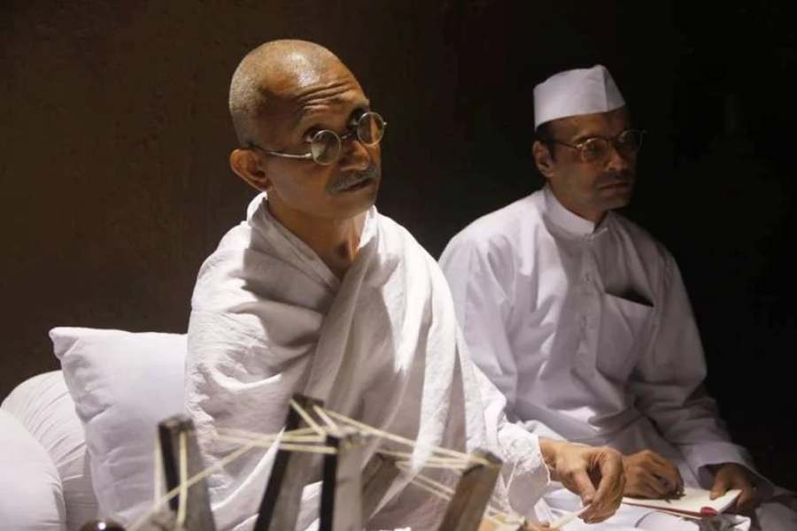 শ্যাম বেনেগাল পরিচালিত ‘সংবিধান’ সিরিজ়ে মহাত্মা গান্ধীর চরিত্রে নীরজ।