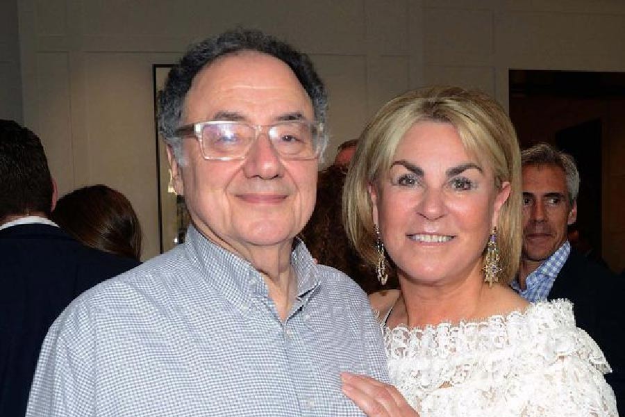 নিহত ধনকুবের ছিলেন বিশেষ প্রভাবশালী। নামী ওষুধ সংস্থার প্রতিষ্ঠাতা। কানাডার টরন্টোর বাসিন্দা ওই শিল্পপতি দেশের প্রধানমন্ত্রী জাস্টিন ট্রুডোর বন্ধুও। তবে সেই প্রতিপত্তি খুনিকে ধরার ক্ষেত্রে খাটেনি। কোনও অজানা উপায়ে গত ৫ বছর ধরে পুলিশের নাগালের বাইরেই থেকে গিয়েছেন হত্যাকারী।