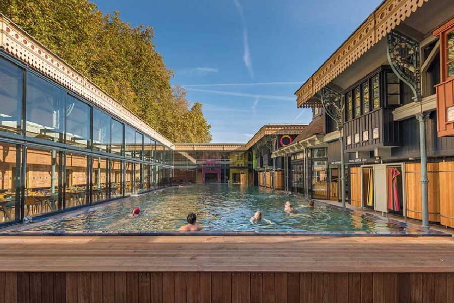 ধনকুবের ব্যারি এবং তাঁর স্ত্রী দু’জনেরই পরনে ছিল ধোপদুরস্ত পোশাকআশাক। পাশাপাশি আধবসা অবস্থায় ছিলেন দু’জনে। কিন্তু দু’জনেরই গলায় অত্যন্ত শক্ত করে ফাঁস দেওয়া হয়েছিল চামড়ার বেল্টের।