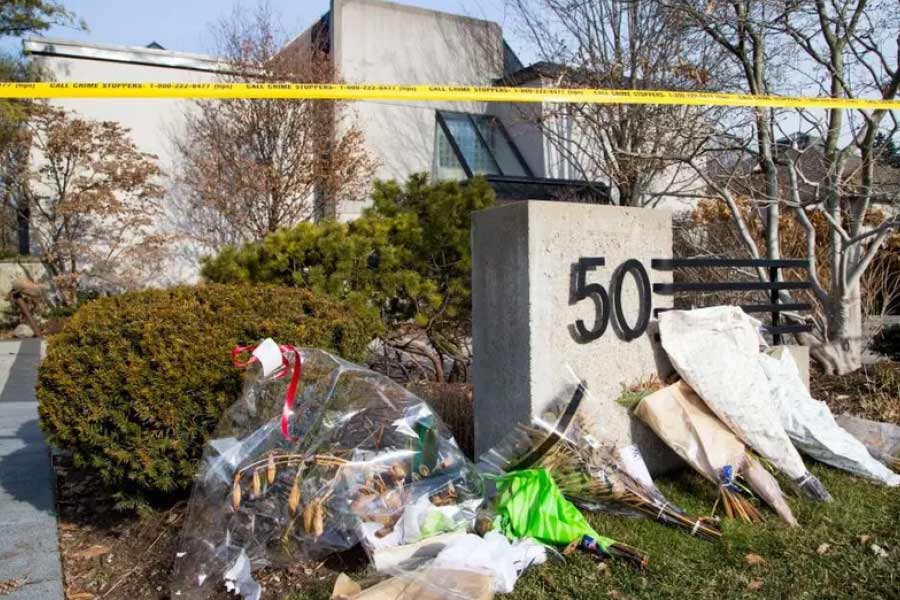 ১৯৭৪ সালে অ্যাপোটেক্স নামে একটি ওষুধ প্রস্তুতকারী সংস্থা প্রতিষ্ঠা করেছিলেন ব্যারি। সেই সংস্থাকেই একার পরিশ্রমে পৌঁছে দিয়েছিলেন শীর্ষে।  প্রতিষ্ঠা করেছিলেন কানাডার অন্যতম বড় ওষুধ সংস্থা হিসাবে। এ দিকে শিল্পপতি হিসাবে নাম হয়েছিল ব্যারির। তাঁর সংস্থা তত দিনে শুধু দানেই ব্যয় করেছে ৫ কোটি ডলার অর্থাৎ ভারতীয় মুদ্রায় প্রায় ৪১৪ কোটি টাকা।