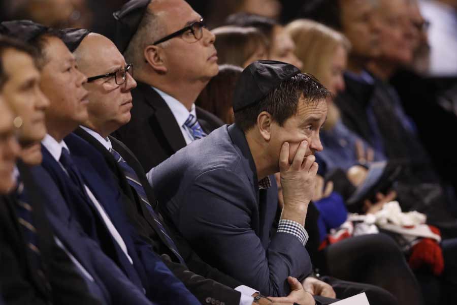 এর থেকে অনেক কম সম্পত্তির জন্যও বহু খুনের ঘটনা ঘটেছে। ব্যারির সম্পত্তিরও উত্তরাধিকারী ছিলেন। ব্যারির অবর্তমানে তাঁর দুই সন্তান— পুত্র জোনাথন শেরম্যান এবং কন্যা অ্যালেক্স ক্রসজিকের ওই সম্পত্তি পাওয়ার কথা ছিল।