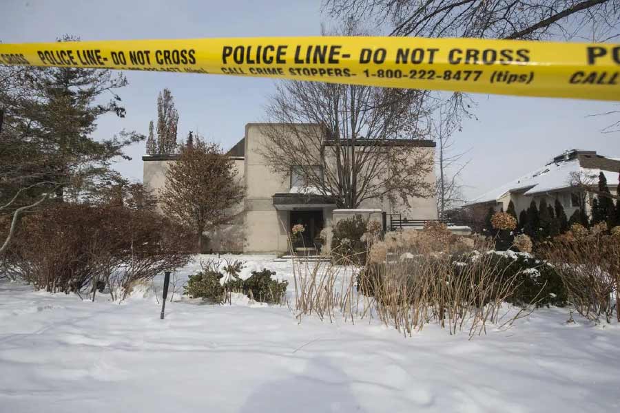 জোনাথন বলেছেন, ‘‘আজও সেই দিনটার কথা মনে পড়লে দুঃস্বপ্ন মনে হয় আমার। কী করব বুঝে উঠতে পারছিলাম না। বাবা-মাকে হারানোর যন্ত্রণা, সামনে বিপুল অনিশ্চয়তা, সংস্থার নিয়ন্ত্রণ সব কিছু নিয়ে দিশেহারা হয়ে গিয়েছিলাম।’’