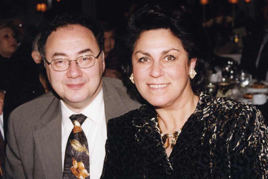 দিন কয়েক আগে এই জোনাথনই তাঁর বাবা-মায়ের খুনিকে ধরার জন্য বিপুল পুরস্কারের অর্থ ঘোষণা করেছেন।