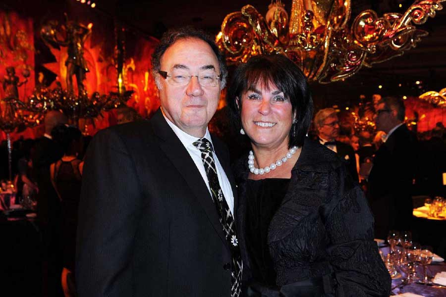 পাঁচ বছর আগে পুরস্কারের অঙ্ক ছিল ১ কোটি ডলার। সম্প্রতি সেই পুরস্কারের অর্থ বাড়িয়ে ৩.৫ কোটি ডলার করার ঘোষণা করেছেন ব্যারির পুত্র। যা ভারতীয় মুদ্রায় ২৯০ কোটি টাকার সমান।