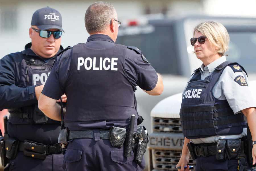 কিন্তু ৫ বছরে খুনিকে তো দূর, খুনের কারণই খুঁজে পায়নি পুলিশ। গত বছরই এক মাঝবয়সি ব্যক্তির একটি আবছা ছবি প্রকাশ করে পুলিশ কানাডার জনগণকে অনুরোধ করেছিল, এই খুনি প্রকাশ্যে ঘুরে বেড়াচ্ছে। এঁকে ধরতে সাহায্য করুন। পুলিশ এ-ও জানিয়েছিল যে, ওই ব্যক্তির সঙ্গে ধনকুবেরের খুনের সম্পর্ক রয়েছে বলে মনে করছে তারা। তার পরও অবশ্য ওই ব্যক্তি সম্পর্কে কোনও তথ্য হাতে আসেনি পুলিশের। খুনিকে চিহ্নিত করা যায়নি।