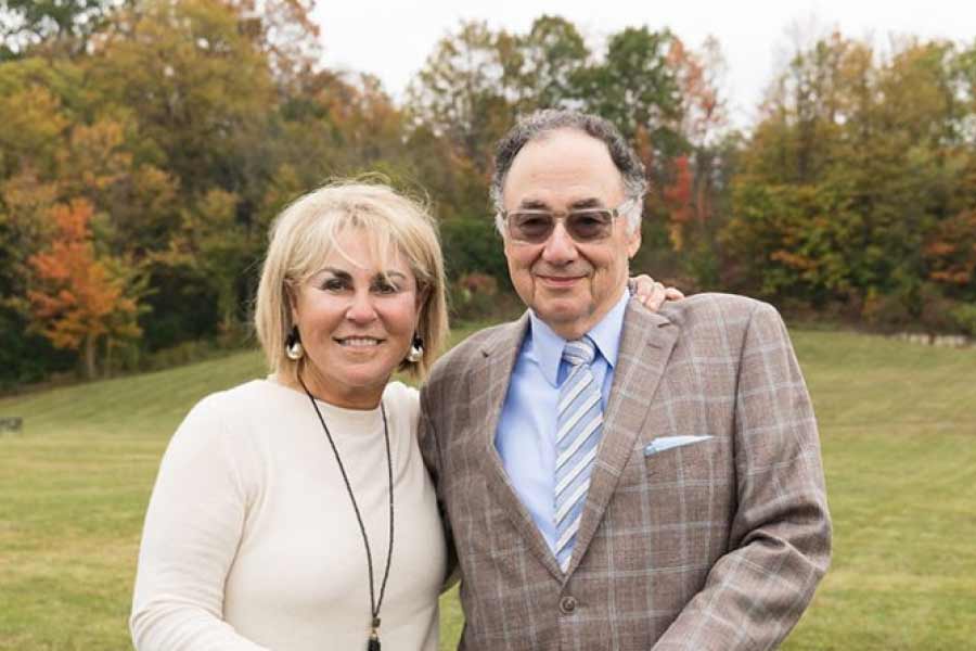 খুনের তদন্তে নেমে প্রাথমিক ভাবে মনে করা হয়েছিল, ঘটনাটি হয়তো হত্যা করে আত্মহত্যার ঘটনা। অর্থাৎ ব্যারিই নিজের স্ত্রীকে খুন করে নিজে আত্মহত্যা করেছেন বা উল্টোটাও হতে পারে। কিন্তু ময়নাতদন্তে জানা যায়, এ ভাবে আত্মহত্যা অসম্ভব। তা ছাড়া খুনের সময় ব্যারির বয়স ছিল ৭৫। তাঁর স্ত্রীর বয়স ৭০। দু’জনের কেউই এই বয়সে ওই ভাবে বলপ্রয়োগ করে খুন করতে সমর্থ হতেন না।  ফলে পুলিশ নিশ্চিত হয়ে যায় পরিকল্পনা করে খুনই করা হয়েছে দু’জনকে।