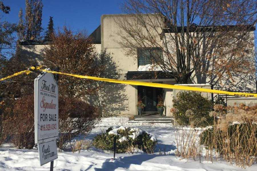 বেল্টের এক প্রান্ত বাঁধা ছিল গলায় অন্য প্রান্তটি বেঁধে দেওয়া হয়েছিল পুলের রেলিংয়ের গায়ে। এ ভাবেই পাশাপাশি বসা অবস্থায় দু’জনকে উদ্ধার করা হয় পুলের ধার থেকে।