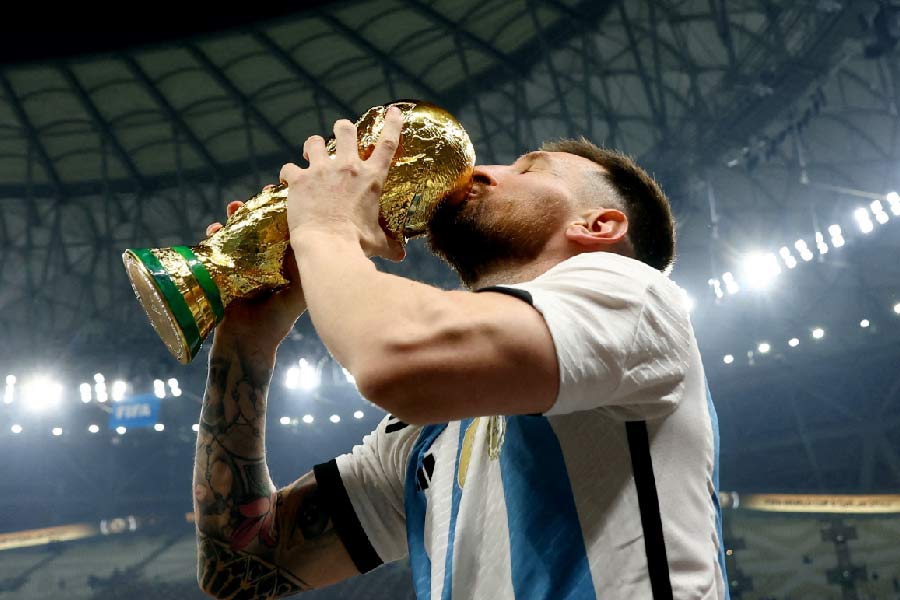 কাতার বিশ্বকাপ শেষ। লিয়োনেল মেসি বিশ্বকাপ হাতে নিয়ে হাসতে হাসতে দেশে ফিরে গিয়েছেন। ৩৬ বছরের বিশ্বকাপ খরা কেটে নতুন সূর্য উঠেছে আর্জেন্টিনায়।