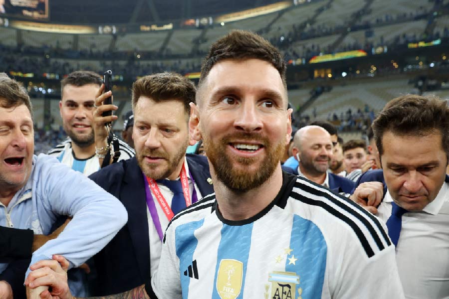 মেসি সেমিফাইনালে উঠেই জানিয়ে দিয়েছিলেন, কাতারে কেরিয়ারের শেষ বিশ্বকাপ তিনি খেলছেন। দেশের জার্সি পরে বিশ্বকাপের মঞ্চে আর তাঁকে দেখা যাবে না। আর্জেন্টিনার জাতীয় দলে অবশ্য আরও কিছু দিন খেলবেন এলএম১০।