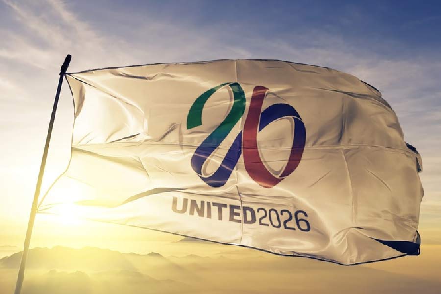 শুধু মেসি নন, বিশ্বকাপের সঙ্গে সঙ্গে কার্যত বিদায় ঘণ্টা বেজে গিয়েছে আরও কয়েক জন তারকার। আর বেশি দিন তাঁদের বল পায়ে নিয়ে মাঠময় ছুটে বেড়াতে দেখা যাবে না। কেউ অবসরের কথা ইতিমধ্যে ঘোষণা করে ফেলেছেন। কেউ আবার মুখ না খুললেও আগামী বিশ্বকাপের আগেই অবসর নিয়ে ফেলতে পারেন বলে মনে করা হচ্ছে। ২০২৬ সালে, পরবর্তী ফুটবল বিশ্বকাপ হতে চলেছে একসঙ্গে তিনটি দেশে। আমেরিকা, কানাডা এবং মেক্সিকোয়।