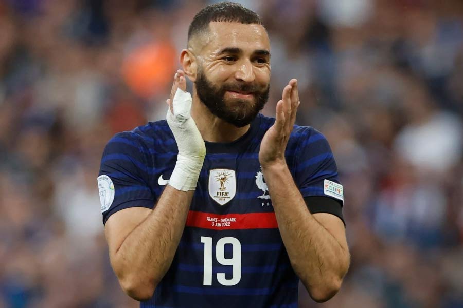 ইতিমধ্যে আন্তর্জাতিক ফুটবল থেকে  অবসর ঘোষণা করে ফেলেছেন ফ্রান্সের করিম বেঞ্জেমা। কাতার বিশ্বকাপ শেষ হওয়ার পরের দিনই তিনি জানিয়ে দিয়েছেন, দেশের হয়ে তিনি আর ফুটবল খেলবেন না। শুধু ক্লাব ফুটবলে তিনি থাকবেন।