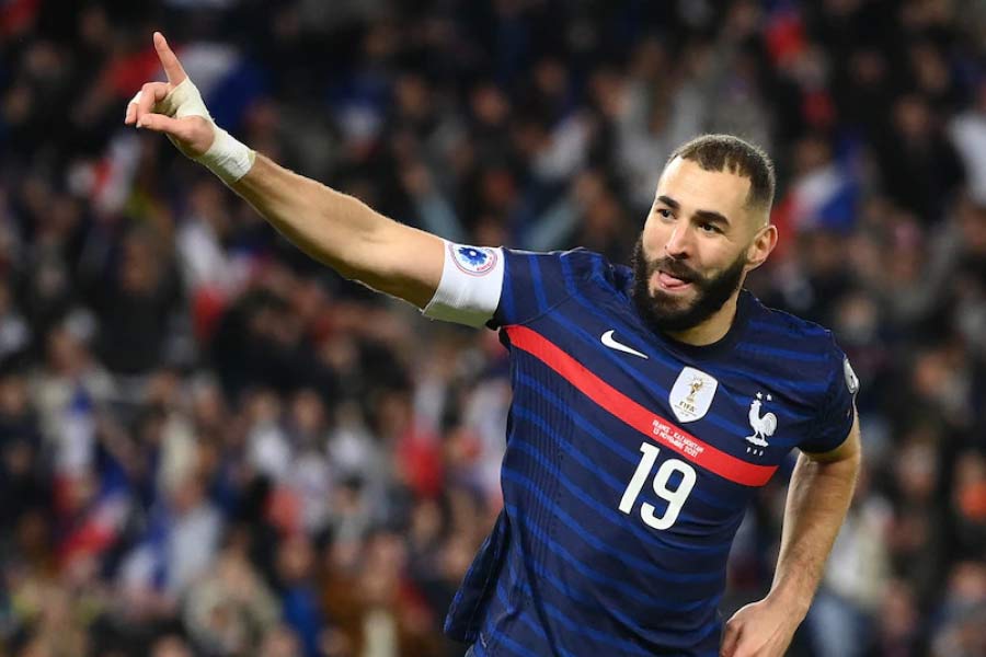 বেঞ্জেমা চোটের কারণে বিশ্বকাপ থেকে ছিটকে গিয়েছিলেন। কাতার থেকে দেশে ফিরে যেতে হয়েছিল তাঁকে। অভিযোগ উঠেছিল, সদ্য বালঁ দ্যর পুরস্কার জেতা ফুটবলারকে চোট সারিয়ে সুস্থ হওয়ার পরেও বিশ্বকাপে খেলতে ডাকেননি ফরাসি কোচ দেশঁ। অনেকে বলছেন, কোচের উপর অভিমানের কারণেই তিনি অবসর ঘোষণা করলেন।