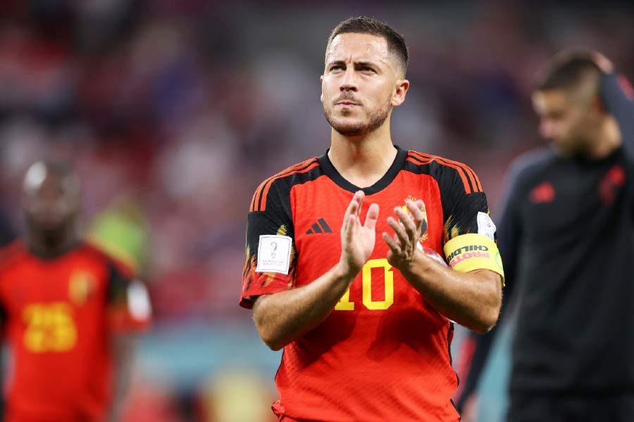 আগামী বিশ্বকাপে দেখা যাবে না বেলজিয়ামের ইডেন হ্যাজ়ার্ডকেও। কাতারের আগের দুই বিশ্বকাপের সেমিফাইনালিস্টরা এ বার গ্রুপ পর্যায় থেকেই বিদায় নিয়েছিল। তার পরই আন্তর্জাতিক ফুটবল থেকে হ্যাজ়ার্ড অবসর ঘোষণা করেছেন। ২০০৮ সালে বেলজিয়ামের জাতীয় দলে খেলতে শুরু করেছিলেন তিনি। দেশের জার্সিতে ৩৩টি গোল করেছেন।