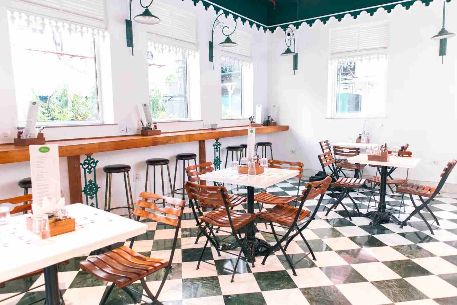 দ্য গ্লেনবার্ন ক্যাফেতে ৪০০ টাকার মধ্যেই  ‘ইংলিশ ব্রেকফাস্ট’ পাওয়া যাবে। 