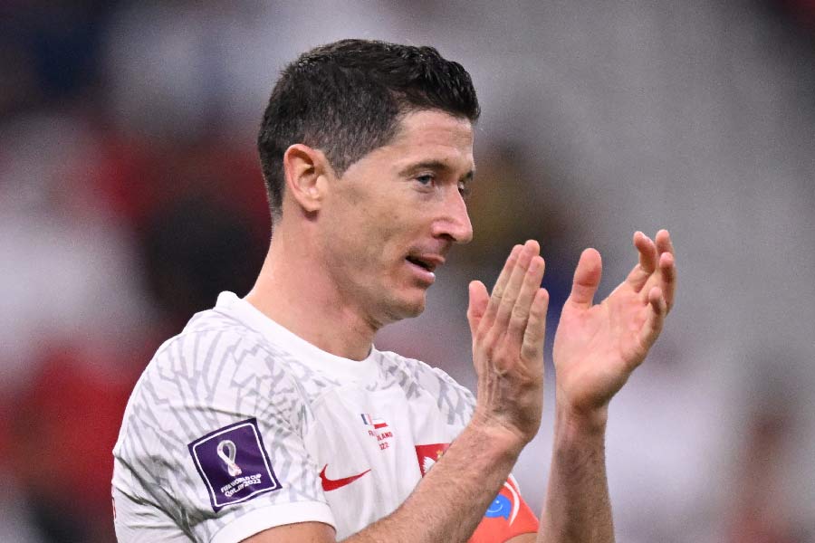 অবসরের কথা এখনও কিছুই জানাননি বার্সেলোনা তারকা লেয়নডস্কি। তবে পরের বিশ্বকাপে তাঁর বয়স হয়ে যাবে ৩৮। ফলে আমেরিকা, কানাডা, মেক্সিকোয় তাঁকে দেখার সম্ভাবনা কম বলেই মনে করছেন অনেকে। 