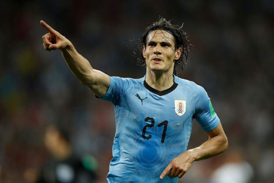 শেষ বিশ্বকাপের তালিকায় রয়েছেন সুয়ারেজ়ের আর এক সতীর্থ এডিনসন ক্যাভানি। উরুগুয়ের জার্সিতে একাধিক নজির গড়েছেন ৩৫ বছর বয়সি এই ফুটবলার। তবে বিশ্বকাপে তাঁকে আর দেখার সম্ভাবনা কম। জীবনের শেষ বিশ্বকাপে বিতর্কেও জড়িয়েছেন ক্যাভানি। ঘানার বিরুদ্ধে ২-০ জয়ের পরেও তাঁদের ছিটকে যেতে হয়। ম্যাচের পর চূড়ান্ত হতাশায় ভারের মনিটরে ঘুষি মারতে দেখা গিয়েছিল ক্যাভানিকে। 