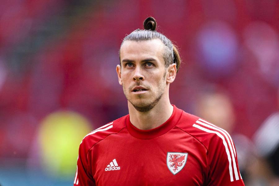 কাতার বিশ্বকাপে নজর ছিল প্রাক্তন রিয়াল মাদ্রিদ তারকা গ্যারেথ বেলের দিকে। কিন্তু ৩৩ বছর বয়সে প্রথম বার বিশ্বকাপ খেলতে নেমে একেবারেই দাগ কাটতে পারেননি তিনি। পরের বিশ্বকাপে ওয়েলস খেলবে কি না তা নিশ্চিত নয়। ওয়েলস খেললেও হয়তো আর খেলতে দেখা যাবে না বেলকে। যদিও অবসরের প্রশ্নে বেল নিজে জানিয়েছেন, ‘‘যত দিন পারব, খেলা চালিয়ে যাব।’’