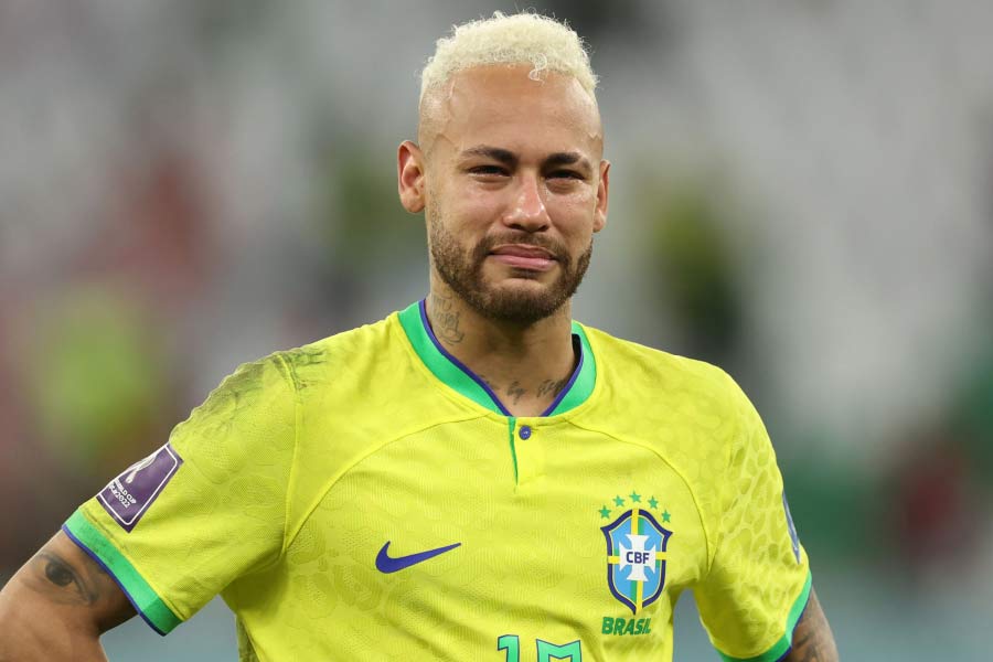 কাতারে বিশ্বকাপ যাত্রা কি শেষ হয়ে গেল নেমারেরও? ৩০ বছর বয়সি এই ব্রাজিলীয় তারকা বরাবর চোটপ্রবণ। এ বারের বিশ্বকাপেও চোটের কারণে একাধিক ম্যাচে খেলতে পারেননি। বিশ্বকাপ থেকে ব্রাজিল বিদায় নেওয়ার পর হতাশায় ডুবে যান নেমার।