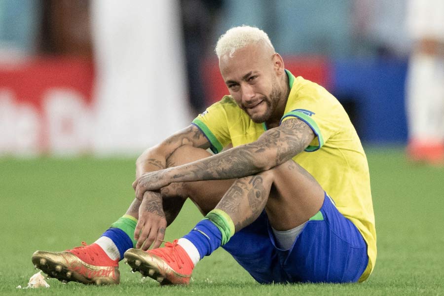 তখনই তিনি অবসরের ইঙ্গিত দেন। ক্রোয়েশিয়ার কাছে হেরে ব্রাজিলের বিশ্বকাপ দৌড় শেষ হওয়ার পর আবেগতাড়িত নেমার জানান, দেশের হয়ে তিনি আর না-ও খেলতে পারেন। তবে নেমারের বয়স কম। অনেকের মতে, ব্রাজিলের হার মেনে নিতে না পেরে আবেগের বশে অবসরের কথা বলেছিলেন তিনি। চোট না পেলে আগামী বিশ্বকাপে তাঁকে খেলতে দেখা যাবে বলেই ধারণা অনুরাগীদের।