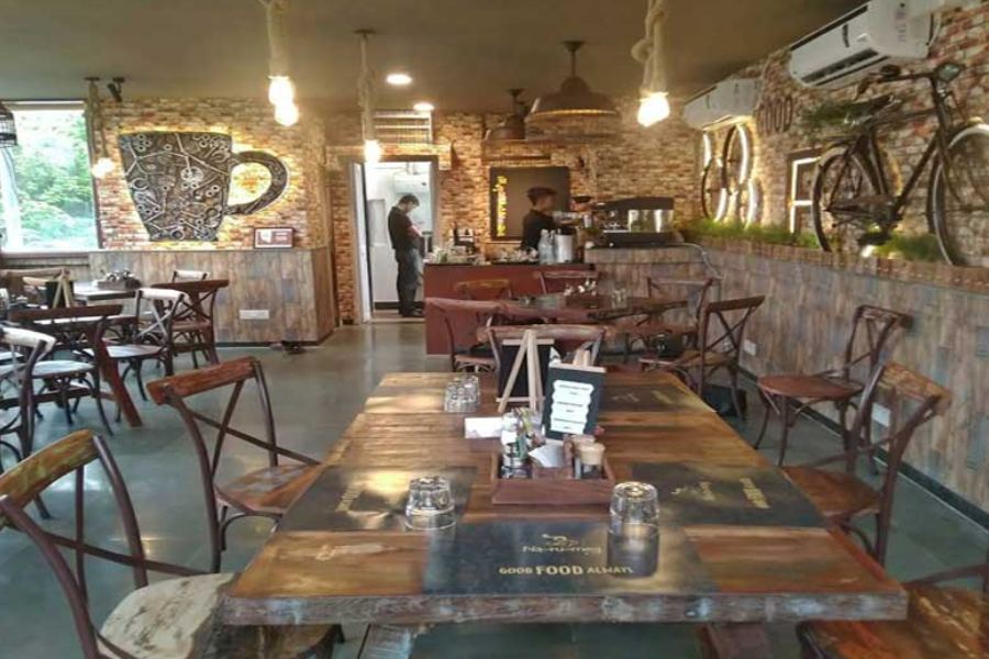 দক্ষিণ কলকাতার কলেজপড়ুয়া থেকে ষাটোর্ধ্ব অবসরপ্রাপ্ত বৃদ্ধ, সকলেই প্রাতরাশের আড্ডা জমাতে ভিড় করেন না-রু-মেগ ক্যাফেতে।