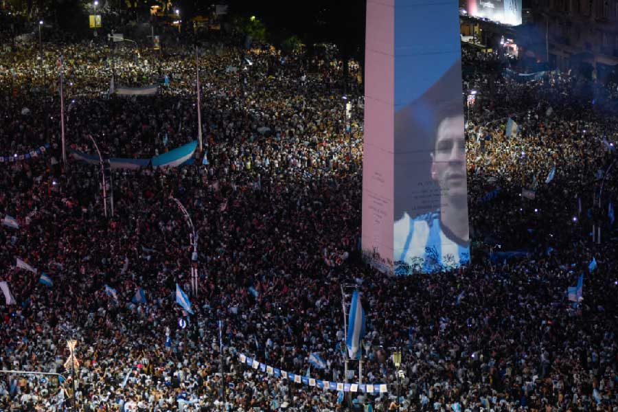 মেসিদের গাড়ি শহরের মাঝামাঝি থাকা বিখ্যাত ওবেলিস্ক মিনারের কাছাকাছি পৌঁছতে আপ্লুত হন মেসিরা। তাঁদের চোখের সামনে ভাসছিলেন তাঁরাই। সারা মিনারের গায়ে আলোর কেরামতিতে ফুটিয়ে তোলা হয়েছে বিশ্বকাপজয়ীদের ছবি।