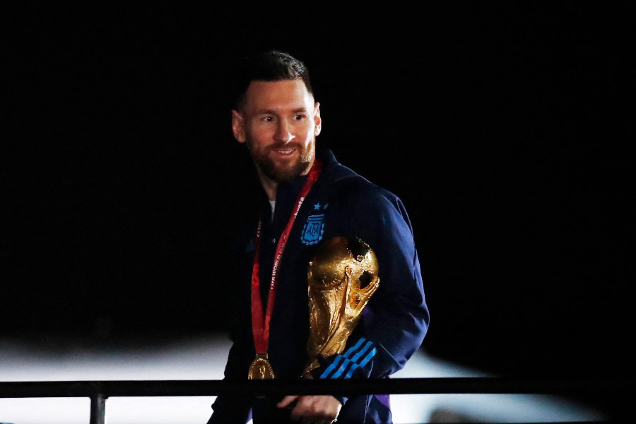 বিশ্বকাপের মহারণ জিতে মঙ্গলবার ভোর রাতে ঘরে ফিরেছেন মেসি-মার্তিনেজ-আলভারেজরা। বুয়েনস আইরেসে পা দিতেই তাঁদের অভ্যর্থনা জানাতে রাস্তায় ঢল নামে হাজারো মানুষের। যেন তাঁদের অপেক্ষাতেই নাওয়া-খাওয়া-ঘুম বাদ দিয়ে অধীর আগ্রহে অপেক্ষা করছিল সারা দেশ।