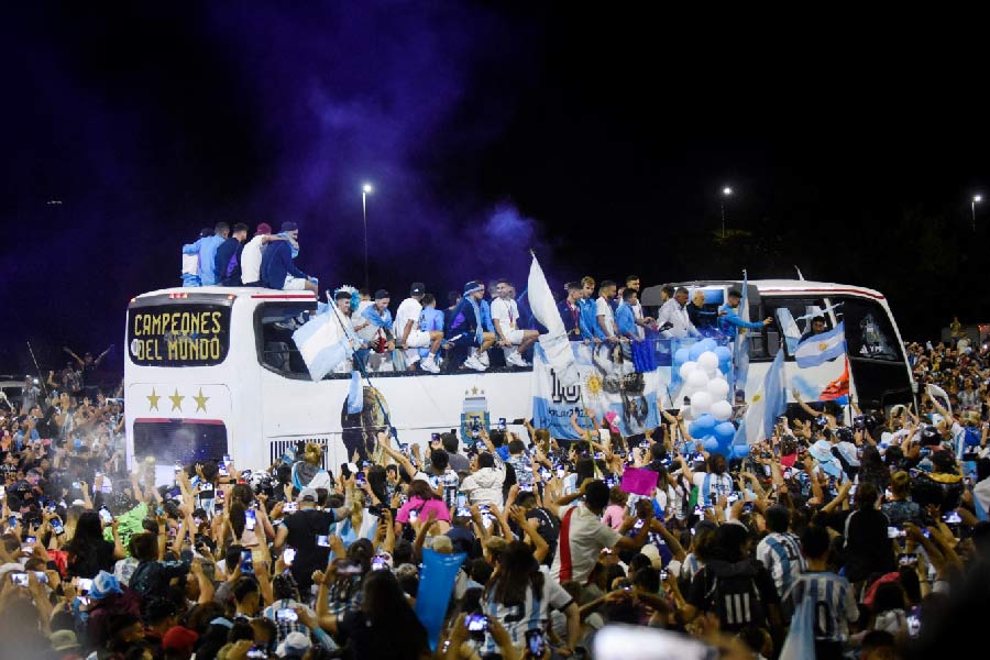 মেসিরা বেরিয়ে এসে দেখেন বিমানবন্দরের ঠিক বাইরে তাঁদের জন্য অপেক্ষা করছিল ‘বিজয়রথ’। সেখানে লেখা ‘বিশ্বচ্যাম্পিয়ন’। সেই বাসে চেপেই বিমানবন্দরের বাইরে বার হন মেসিরা।