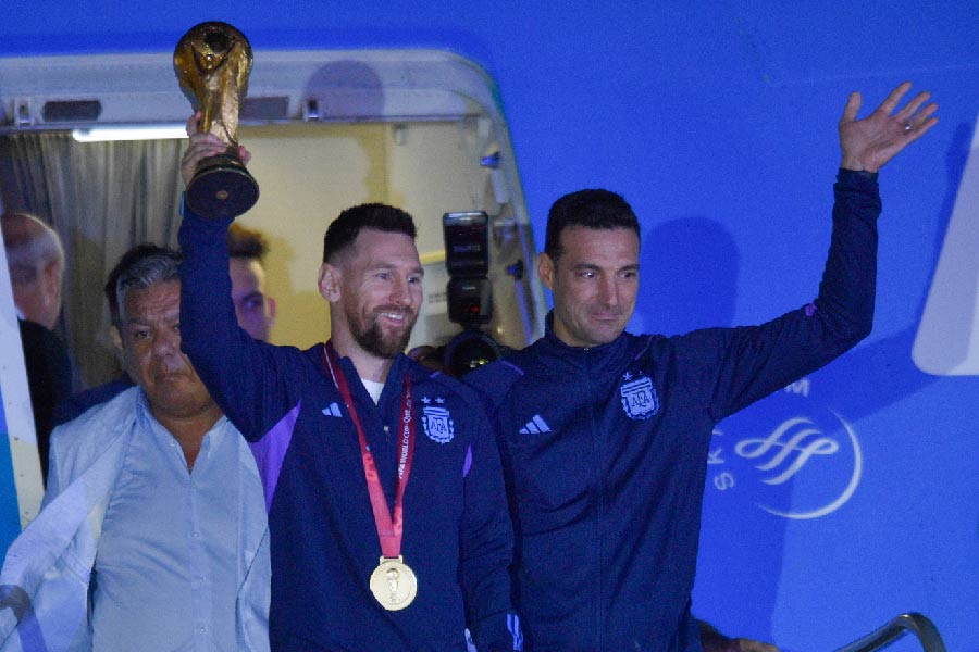 মেসিরা দেশে ফিরছেন শুনেই তাঁদের উষ্ণ অভ্যর্থনার জন্য বুয়েনস আইরেসের ইজেইজা আন্তর্জাতিক বিমানবন্দরের বাইরে ভিড় করেন বিনিদ্র রজনী কাটিয়ে আসা হাজারও মানুষ। মেসিরা কাপ হাতে বিমানবন্দরের বাইরে আসতেই হইহই পড়ে যায় উন্মত্ত জনতার মধ্যে।